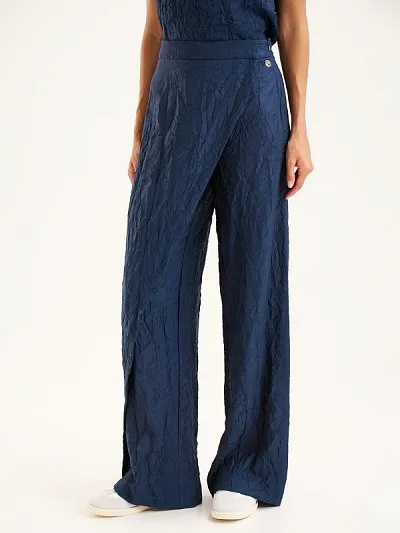 Брюки из жатой ткани асимметричного кроя прямые - G022SZ0780GRET_P Брюки жен. (VR033, 34)
