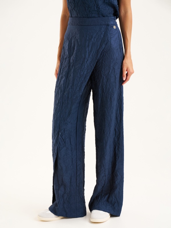 Брюки из жатой ткани асимметричного кроя прямые - G022SZ0780GRET_P Брюки жен. (VR033, 42)