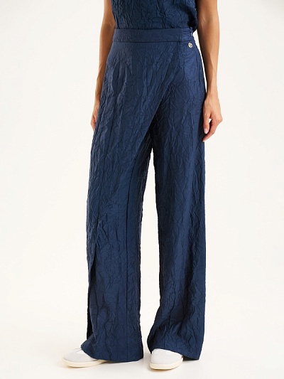 Брюки из жатой ткани асимметричного кроя прямые - G022SZ0780GRET_P Брюки жен. (VR033, 34)